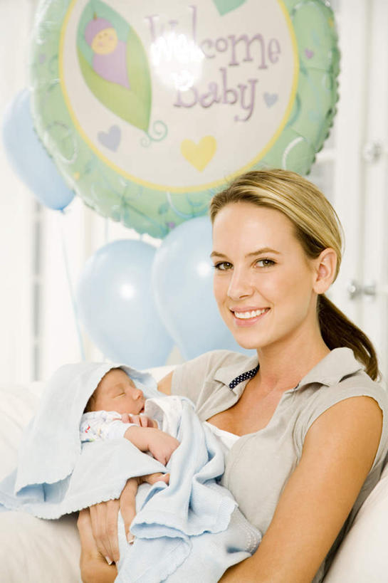 西方人,婴儿,儿童,中年人,两个人,家庭,母亲,闭眼,抱,笑,睡,微笑,露齿笑,竖图,室内,白天,侧面,婴儿服装,纯洁,欧洲,欧洲人,阴影,服装,装饰,反射,影子,塑料,墙,注视,休闲装,墙壁,墙面,小孩,衣服,气球,塑料制品,观察,看,休闲,温暖,温馨,一家人,休闲服,橡胶,可爱,母爱,童年,童趣,服饰,活泼,抱着,观看,华丽,修饰,点缀,和睦,察看,搂着,关注,宝宝,童真,橡胶制品,纯真,烂漫,无邪,衬托,美观,雅致,雅观,母婴,伶俐,天真,年轻女性,女人,女性,中年女性,白种人,孩子,闭眼睛,闭着眼,闭着眼睛,困,困觉,搂,搂抱,寝息,睡觉,半身,彩图,婴儿服,融洽