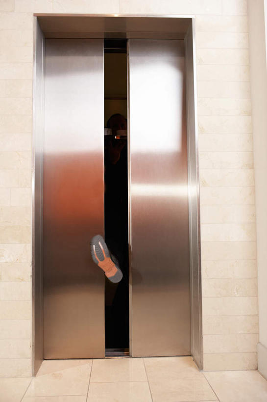 西方人,一个人,商务人士,商务男性,竖图,室内,白天,正面,衬衫,电梯,鞋子,欧洲,欧洲人,仅一个男性,仅一个人,仅一个中年男性,阴影,套装,反射,影子,墙,运输工具,夹,墙壁,墙面,白色,升降梯,商务装,工薪阶层,男人,男性,中年男性,白种人,白领,上班族,彩图,全身,衬衣,升降设备