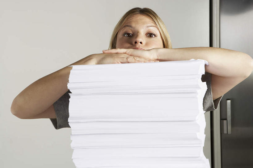 西方人,一个人,商务人士,商务女性,站,横图,室内,白天,正面,欧洲,欧洲人,仅一个女性,仅一个人,一排,许多,套装,整齐,材料,档案,电器,文件,纸,冰箱,很多,注视,冷冻,冷柜,排列,手稿,资料,冷藏柜,观察,看,趴着,站着,仅一个中年女性,冷藏,观看,储藏,堆,证明,察看,家电,家用电器,队列,关注,文档,商务装,工薪阶层,保鲜,女人,女性,中年女性,白种人,白领,上班族,趴,站立,半身,彩图