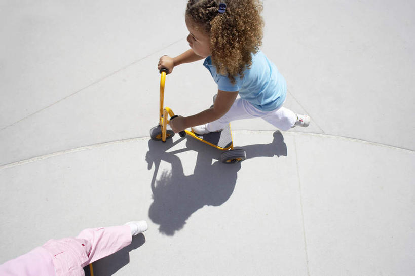 西方人,儿童,两个人,伙伴,朋友,站,横图,俯视,室外,白天,锻炼,友谊,纯洁,运动,欧洲,非洲,黑人,欧洲人,一辆,握,服装,拿,拿着,注视,休闲装,极限运动,小孩,衣服,观察,看,站着,休闲,休闲服,滑板车,可爱,童年,童趣,抬脚,握着,服饰,滑板,观看,察看,关注,童真,烂漫,无邪,体育,天真,友情,女孩,女人,女性,非洲人,站立,半身,彩图,高角度拍摄,健身,滑板运动,女生