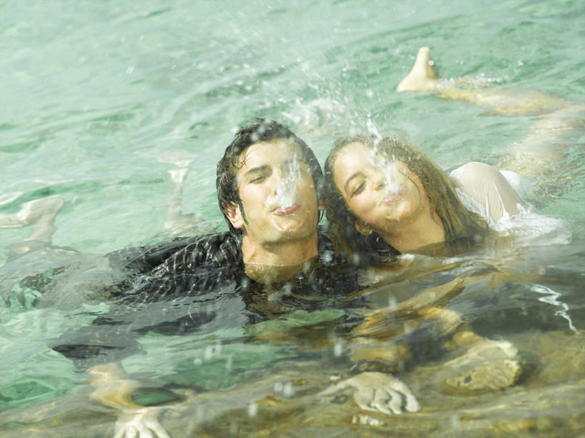 游泳,西方人,两个人,闭眼,横图,室外,白天,正面,爱情,海浪,海洋,水,欧洲,欧洲人,喷,阴影,飞溅,服装,溅,光线,液体,影子,浪花,水滴,浪漫,休闲装,水珠,衣服,阳光,海水,休闲,温暖,温馨,休闲服,吐,恩爱,恋人,服饰,和睦,喷洒,海景,泅水,拍浮,男人,男性,年轻男性,年轻女性,女人,女性,白种人,情侣,大海,风浪,海,海水的波动,近岸浪,涌浪,闭眼睛,闭着眼,闭着眼睛,彩图,全身,伴侣,融洽