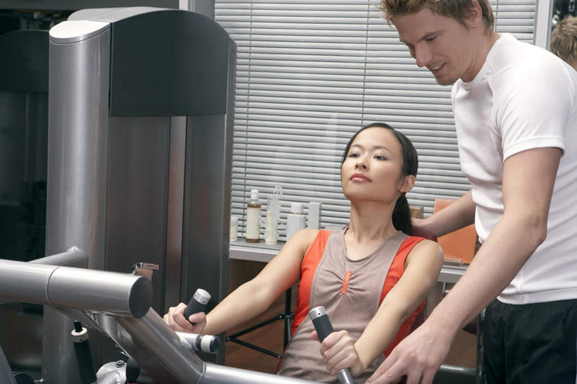 东方人,西方人,两个人,伙伴,朋友,站,坐,笑,微笑,露齿笑,横图,室内,白天,正面,T恤衫,锻炼,友谊,运动,窗户,欧洲,欧洲人,亚洲,服装,背心,百叶窗,T恤,注视,黄种人,衣服,白色,观察,看,站着,橙色,服饰,观看,察看,衣着,穿着,关注,举重机,举重床,衣饰,体育,友情,男人,男性,年轻男性,年轻女性,女人,女性,白种人,亚洲人,站立,坐着,半身,彩图,健身