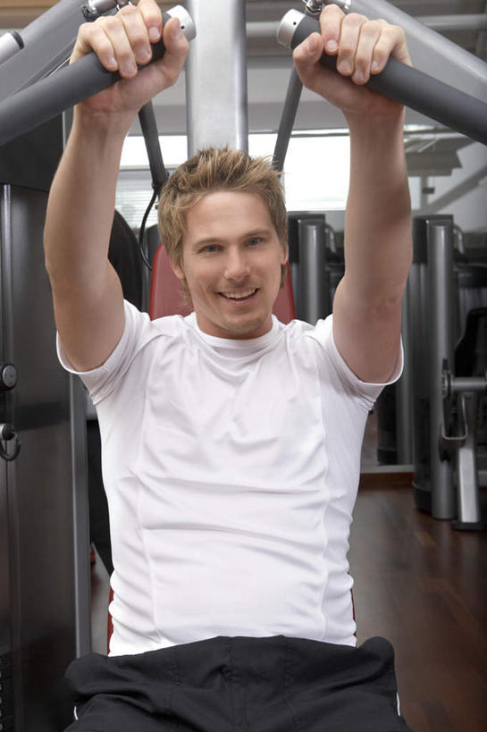 西方人,一个人,健身房,站,举,笑,微笑,露齿笑,竖图,室内,白天,正面,T恤衫,锻炼,运动,欧洲,欧洲人,仅一个男性,仅一个人,服装,T恤,注视,休闲装,运动器械,仅一个年轻男性,衣服,白色,观察,看,托,站着,休闲,休闲服,金色,健身器械,服饰,观看,察看,关注,健身器材,举重机,举重床,体育,男人,男性,年轻男性,白种人,举起,举手,举着,向上举,向上伸,向上托,站立,半身,彩图,健身,健身馆,运动器材,短发