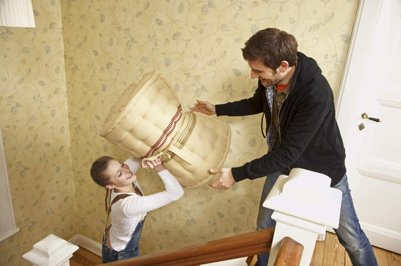 西方人,两个人,夫妻,栏杆,走,笑,搬运,微笑,露齿笑,横图,俯视,室内,白天,爱情,壁纸,家具,楼梯,欧洲,欧洲人,花纹,服装,裤子,扶手,图案,阶梯,浪漫,注视,休闲装,床垫,护栏,台阶,衣服,观察,看,休闲,休闲服,背带裤,恩爱,恋人,服饰,观看,察看,关注,饭单裤,工装裤,男人,男性,年轻男性,年轻女性,女人,女性,白种人,夫妇,情侣,墙纸,搬,步行,走路,半身,彩图,高角度拍摄,伴侣