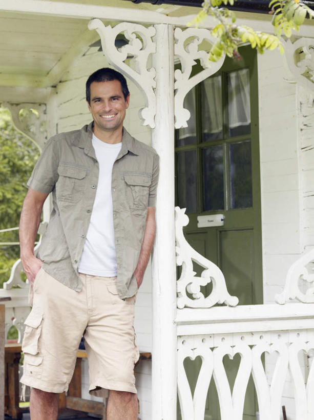 西方人,一个人,家,栏杆,站,笑,微笑,露齿笑,竖图,室外,白天,正面,窗户,欧洲,欧洲人,仅一个男性,仅一个人,仅一个中年男性,花纹,服装,扶手,房屋,屋子,走道,走廊,过道,注视,休闲装,护栏,楼房,玻璃窗,住宅,衣服,白色,观察,看,靠,靠着,站着,休闲,休闲服,服饰,雕花,观看,察看,双手插袋,关注,手插袋,双手抄兜,双手放兜,男人,男性,中年男性,白种人,插兜,两手抄兜,两手放兜,手插兜,手放口袋,站立,半身,彩图,房子,短发,手抄兜