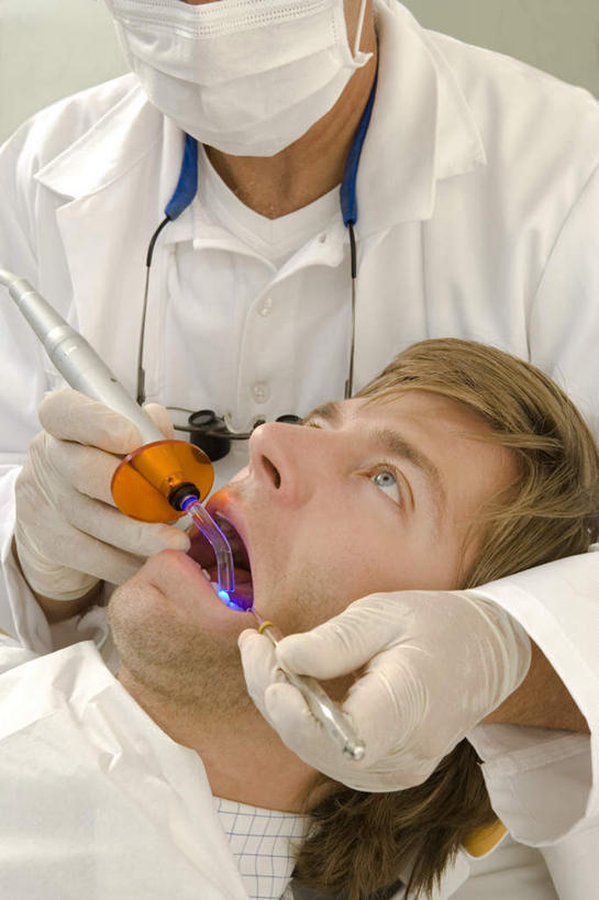 西方人,三个人,医生,病人,牙科医生,医院,站,躺,竖图,俯视,室内,白天,工作服,制服,机器,欧洲,欧洲人,握,阴影,反射,分离,医学,影子,过滤,拿,分开,拿着,注视,设备,口罩,手套,观察,看,站着,张嘴,医护人员,医疗人员,隔断,橡胶,握着,遮掩,观看,隔离,察看,医疗,医疗设备,卫生,掩盖,遮挡,白大褂,关注,净化,病患,间隔,医疗器械,橡胶手套,预防,医疗工具,张大嘴巴,橡胶制品,遮盖,防尘,医疗机构,牙钻,医用手套,掩饰,断绝,隔开,屏蔽,屏绝,远离,中断,阻遏,阻隔,工作制服,检测工具,卧着,男人,男性,年轻男性,女人,女性,中年男性,白种人,大夫,患者,就医者,牙医,张开嘴,躺着,卧,站立,半身,彩图,高角度拍摄,工作套服,病院,诊所,牙科椅,牙科治疗椅,牙椅