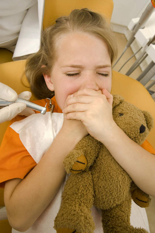 西方人,儿童,两个人,医生,病人,牙科医生,医院,躺,竖图,俯视,室内,白天,工作服,制服,游戏,纯洁,机器,熊,玩具,欧洲,欧洲人,握,阴影,反射,医学,玩偶,影子,泰迪熊,拿,玩,拿着,注视,娱乐,设备,小孩,白色,手套,玩具熊,观察,看,张嘴,医护人员,医疗人员,休闲,橡胶,可爱,童年,童趣,益智,握着,遮,遮掩,毛绒玩具,观看,安慰,察看,医疗,医疗设备,掩盖,遮挡,白大褂,发泄,关注,消遣,病患,医疗器械,橡胶手套,医疗工具,张大嘴巴,童真,橡胶制品,烂漫,无邪,遮盖,医疗机构,牙钻,医用手套,宣泄,掩饰,罗斯福熊,工作制服,检测工具,卧着,天真,男人,男性,女孩,女人,女性,中年男性,白种人,孩子,大夫,患者,就医者,牙医,张开嘴,躺着,玩耍,卧,嬉戏,半身,彩图,高角度拍摄,工作套服,病院,诊所,牙科椅,牙科治疗椅,牙椅,女生