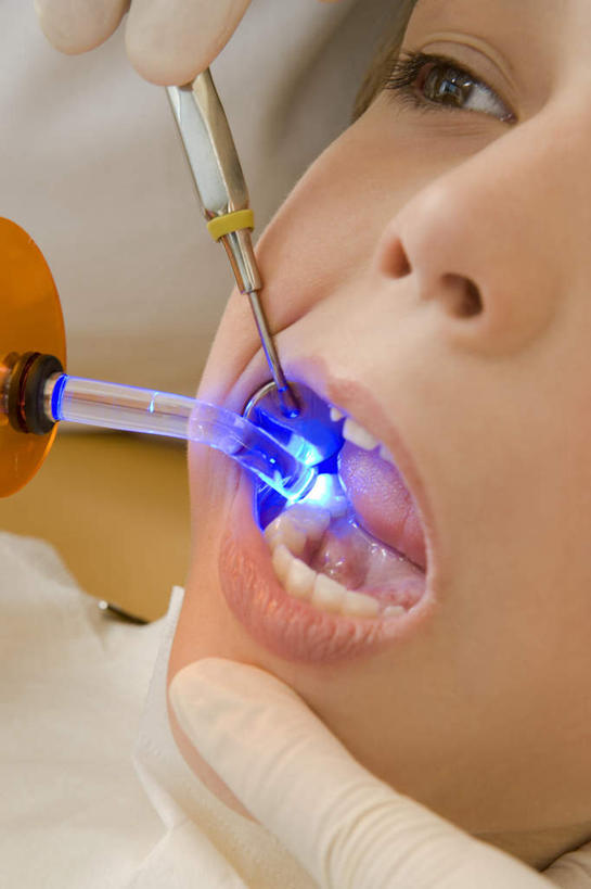 西方人,儿童,脸,头,嘴,脸颊,两个人,医生,病人,牙科医生,医院,竖图,室内,特写,白天,侧面,工作服,制服,纯洁,镜子,照明,欧洲,欧洲人,阴影,反射,影子,灯光,注视,灯,小孩,白色,观察,看,张嘴,医护人员,医疗人员,可爱,童年,童趣,观看,照亮,镜像,察看,镜面,照明设备,关注,病患,牙科,反射镜,手电筒,张大嘴巴,电筒,手电,童真,烂漫,无邪,医疗机构,牙钻,光学,工作制服,天真,男人,男性,女孩,女人,女性,中年男性,白种人,孩子,头部,口,口腔,脸部,脸蛋,面部,嘴巴,嘴唇,大夫,患者,就医者,牙医,张开嘴,半身,彩图,工作套服,病院,诊所,女生