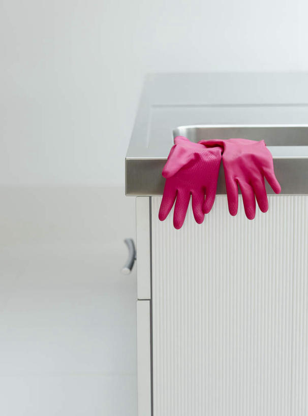 无人,竖图,室内,特写,白天,正面,安全,静物,一双,水槽,墙,防护,水斗,墙壁,墙面,粉色,白色,手套,保护,保险,保全,周全,安稳,安定,防护手套,平安,彩图
