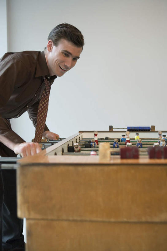 西方人,一个人,商务人士,商务男性,站,竖图,室内,白天,侧面,衬衫,锻炼,游戏,运动,足球,欧洲,欧洲人,仅一个男性,仅一个人,弯腰,套装,玩,注视,娱乐,仅一个年轻男性,观察,看,站着,休闲,观看,活动,察看,发泄,关注,消遣,智力,商务装,桌式足球,工薪阶层,桌上足球,宣泄,弯身,体育,男人,男性,年轻男性,白种人,白领,上班族,玩耍,嬉戏,站立,半身,彩图,衬衣,健身