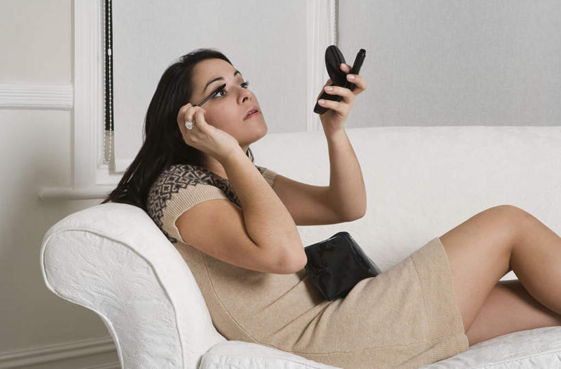 西方人,一个人,客厅,坐,横图,室内,白天,侧面,裙子,化妆,美容,镜子,沙发,欧洲,欧洲人,仅一个年轻女性,仅一个女性,仅一个人,护肤,握,连衣裙,反射,包,墙,棕色,拿,拿着,注视,墙壁,墙面,化妆镜,化妆品,观察,看,靠,靠着,保养,享受,休闲,睫毛膏,放松,握着,保健,化妆包,观看,镜像,察看,起居室,化妆用品,镜面,关注,眼妆,布艺沙发,养颜,光学,提包,睫毛液,客堂,年轻女性,女人,女性,白种人,长发,坐着,半身,彩图