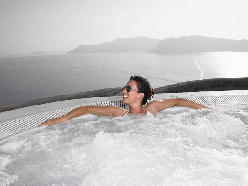 西方人,一个人,坐,伸展双臂,笑,微笑,露齿笑,横图,俯视,室外,白天,海浪,海洋,山,欧洲,欧洲人,仅一个女性,仅一个人,阴影,光线,墨镜,眼镜,影子,浪花,气泡,山峰,山峦,注视,裸露,天空,阳光,海水,泡泡,太阳镜,太阳眼镜,浴缸,天,观察,看,靠,靠着,仅一个中年女性,遮阳镜,泡泡浴,观看,察看,关注,裸,卫浴设备,海景,水管装置,女人,女性,中年女性,白种人,大海,风浪,海,海水的波动,近岸浪,涌浪,敞开双臂,伸开双臂,展开双肩,张开手臂,张开双臂,坐着,半身,彩图,高角度拍摄