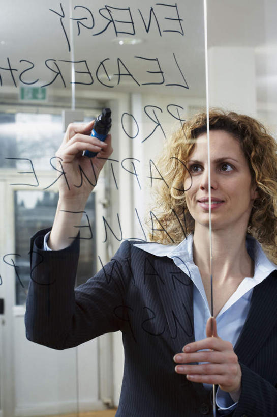 西方人,一个人,商务人士,商务女性,站,笑,微笑,露齿笑,竖图,室内,白天,正面,欧洲,芬兰,欧洲人,仅一个女性,仅一个人,握,阴影,套装,朦胧,模糊,反射,英文,笔,标志,文字,影子,字符,字母,办公用品,拿,拿着,注视,标识,文具,记号笔,学习用品,观察,看,站着,仅一个中年女性,握着,观看,英文字母,马克笔,麦克笔,文具用品,察看,书写,关注,北欧,商务装,工薪阶层,芬兰共和国,波里,女人,女性,中年女性,白种人,白领,上班族,站立,半身,彩图