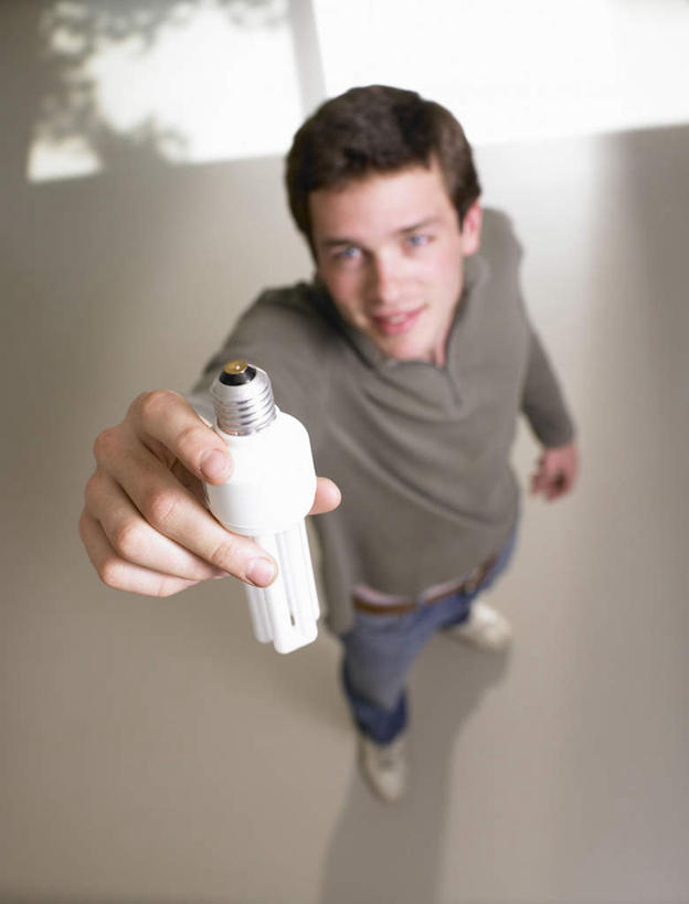 西方人,一个人,站,举,笑,微笑,竖图,俯视,室内,白天,节能,照明,欧洲,欧洲人,仅一个男性,仅一个人,阴影,服装,环保,反射,灯泡,影子,注视,休闲装,灯,节能灯,仅一个年轻男性,一个,衣服,灯具,观察,看,托,站着,休闲,休闲服,服饰,能源,单个,观看,照亮,察看,关注,低碳,照明工具,荧光灯,U型,U型管节能灯,男人,男性,年轻男性,白种人,举起,举手,举着,抬头,向上举,向上伸,向上托,仰头,站立,彩图,高角度拍摄,全身