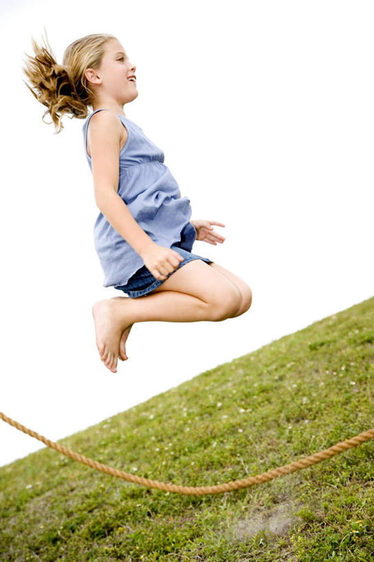 西方人,儿童,一个人,跳,跳绳,笑,微笑,露齿笑,竖图,室外,白天,侧面,纯洁,草地,草坪,植物,欧洲,欧洲人,仅一个女性,仅一个人,阴影,服装,光线,背心,影子,半空,注视,草,小孩,衣服,蓝色,绿色,天空,阳光,绳子,天,观察,看,仅一个小孩,可爱,童年,童趣,服饰,观看,绳索,察看,衣着,穿着,关注,童真,烂漫,无邪,衣饰,天真,女孩,女人,女性,白种人,孩子,跳跃,彩图,全身,女生