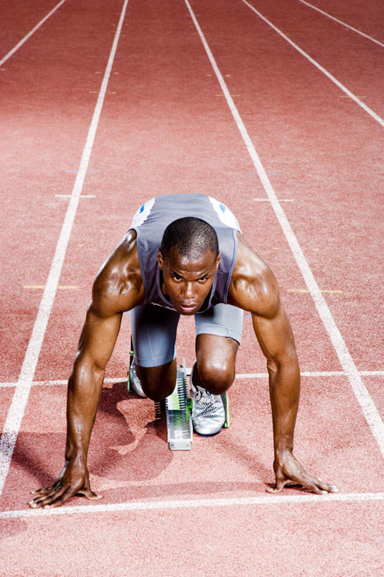 西方人,一个人,运动员,体育馆,运动场,起跑线,起点,蹲,竖图,俯视,室外,白天,运动服,欧洲,非洲,黑人,欧洲人,仅一个男性,仅一个人,撑,服装,开始,界线,起跑器,线条,直线,跑道,注视,体育场,仅一个年轻男性,衣服,白色,看,橙色,服饰,田径场,撑着,衣着,穿着,关注,塑胶跑道,助跑器,起始,运动馆,衣饰,蹲踞式起跑,男人,男性,年轻男性,非洲人,体育运动员,运动选手,蹲着,抬头,仰头,彩图,高角度拍摄,全身,起跑点,全天候田径运动跑道,运动装