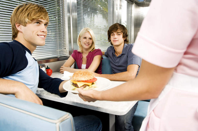 西方人,四个人,夫妻,伙伴,朋友,服务员,餐厅,站,坐,说,横图,室内,白天,正面,爱情,讨论,友谊,窗户,沙发,欧洲,欧洲人,握,写字,服装,百叶窗,浪漫,拿,拿着,注视,休闲装,菜单,衣服,观察,看,站着,休闲,休闲服,恩爱,点菜,握着,恋人,服饰,观看,察看,书写,关注,交流,友情,男人,男性,年轻男性,年轻女性,女人,女性,白种人,夫妇,情侣,服务生,侍者,沟通,讲话,交谈,商讨,说话,谈话,站立,坐着,半身,彩图,餐馆,饭店,饭馆,伴侣,皮沙发