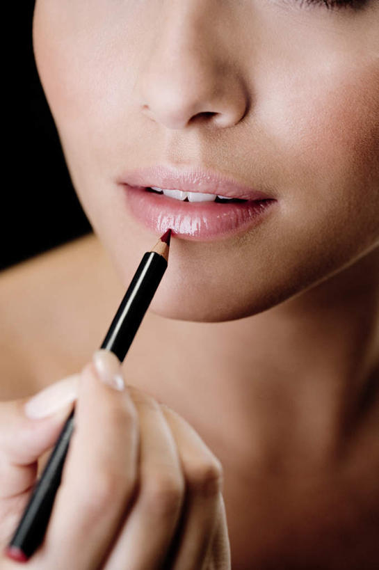 西方人,脸,头,脸颊,手,一个人,站,笑,微笑,竖图,俯视,室内,特写,白天,化妆,美容,时尚,欧洲,欧洲人,仅一个年轻女性,仅一个女性,仅一个人,护肤,握,黑色背景,拿,拿着,彩妆,站着,保养,享受,休闲,手部,放松,握着,保健,摄影,影棚,单手,美容工具,唇笔,养颜,化妆工具,唇线笔,年轻女性,女人,女性,白种人,头部,脸部,脸蛋,面部,站立,半身,彩图,高角度拍摄,影棚拍摄,拍摄