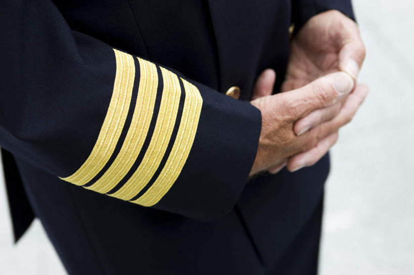 西方人,手,一个人,飞行员,站,双手交叉,横图,俯视,室内,特写,白天,工作服,制服,欧洲,欧洲人,双手,仅一个男性,仅一个人,握,站着,仅一个老年男性,手部,握着,工作制服,老年男性,男人,男性,白种人,飞行人员,十字手,站立,半身,彩图,高角度拍摄,工作套服