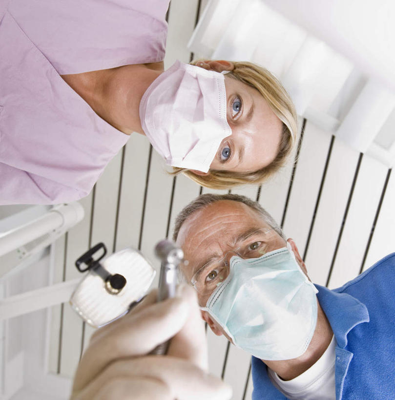 西方人,两个人,同事,医生,牙科医生,站,竖图,室内,白天,仰视,工作服,制服,成功,合作,团队,集体,信心,镜子,欧洲,欧洲人,握,朦胧,模糊,反射,分离,过滤,拿,分开,拿着,注视,队伍,蓝色,口罩,手套,观察,看,站着,医护人员,医疗人员,隔断,橡胶,握着,遮掩,观看,隔离,镜像,察看,卫生,领导,掩盖,遮挡,镜面,成就,关注,净化,间隔,牙科,橡胶手套,反射镜,预防,合伙,领袖,橡胶制品,遮盖,防尘,牙钻,医用手套,光学,掩饰,断绝,隔开,屏蔽,屏绝,远离,中断,阻遏,阻隔,工作制服,男人,男性,女人,女性,中年男性,中年女性,白种人,大夫,牙医,站立,半身,彩图,低角度拍摄,工作套服