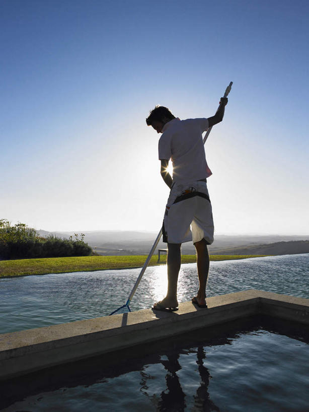 西方人,一个人,体育馆,游泳池,站,举,竖图,室外,白天,石头,山,山脉,水,植物,欧洲,欧洲人,仅一个男性,仅一个人,握,阴影,服装,光线,石子,影子,山峰,水池,水面,捕虫网,山峦,背光,拿,拿着,注视,休闲装,泳池,树,树木,仅一个年轻男性,一个,背面,衣服,蓝色,绿色,蓝天,天空,阳光,自然,群山,天,低头,观察,看,托,站着,休闲,休闲服,握着,服饰,生长,晴朗,单个,成长,观看,扫网,水网,察看,游泳馆,关注,逆光,万里无云,扑网,男人,男性,年轻男性,白种人,石块,岩石,晴空,晴空万里,举起,举手,举着,向上举,向上伸,向上托,站立,彩图,全身