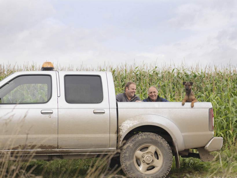 西方人,两个人,家庭,父亲,儿子,农民,农田,农场,站,横图,室外,白天,正面,畜牧业,牧场,庄稼,农作物,卡车,微型货车,宠物,狗,欧洲,欧洲人,阴影,服装,光线,影子,云,云朵,集装箱,云彩,注视,休闲装,一只,衣服,蓝色,白云,蓝天,天空,阳光,动物,交通工具,天,观察,看,站着,休闲,温暖,温馨,父子,一家人,休闲服,父爱,可爱,服饰,集装箱车,晴朗,观看,货车,和睦,察看,关注,载具,货运车,忠诚,畜牧,牧业,老年男性,男人,男性,年轻男性,白种人,晴空,载重汽车,犬,佃农,农场主,农夫,农工,乡下人,小农,庄稼人,站立,彩图,全身,耕地,庄稼田,融洽