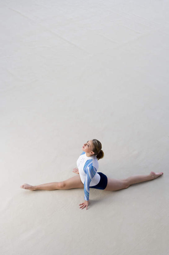 西方人,一个人,运动员,坐,竖图,俯视,室内,白天,白色背景,运动服,锻炼,运动,欧洲,欧洲人,仅一个年轻女性,仅一个女性,仅一个人,服装,体操,注视,衣服,观察,看,活力,劈叉,摄影,服饰,影棚,观看,张开双腿,察看,优美,衣着,穿着,关注,体操服,自由体操,衣饰,展开双腿,体育,年轻女性,女人,女性,白种人,体育运动员,运动选手,坐着,彩图,高角度拍摄,全身,影棚拍摄,健身,拍摄,半体服,伸展双腿,运动装