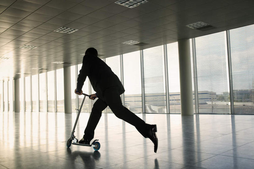 西方人,一个人,商务人士,商务男性,站,横图,室内,白天,仰视,衬衫,锻炼,运动,窗户,落地窗,欧洲,欧洲人,仅一个男性,仅一个人,仅一个中年男性,一辆,握,套装,瓷砖,地砖,墙,地面,背光,拿,拿着,极限运动,踩,玻璃窗,墙壁,墙面,踩着,站着,滑板车,握着,滑板,张开双腿,商务装,逆光,工薪阶层,展开双腿,体育,男人,男性,中年男性,白种人,白领,上班族,站立,彩图,低角度拍摄,全身,衬衣,健身,滑板运动,伸展双腿