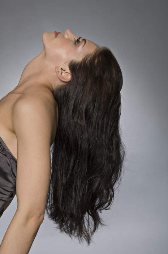 西方人,一个人,竖图,室内,白天,侧面,欧洲,欧洲人,仅一个年轻女性,仅一个女性,仅一个人,灰色背景,服装,注视,衣服,黑色,抹胸,观察,看,摄影,服饰,影棚,观看,察看,衣着,穿着,关注,衣饰,年轻女性,女人,女性,白种人,抬头,仰头,半身,彩图,影棚拍摄,拍摄