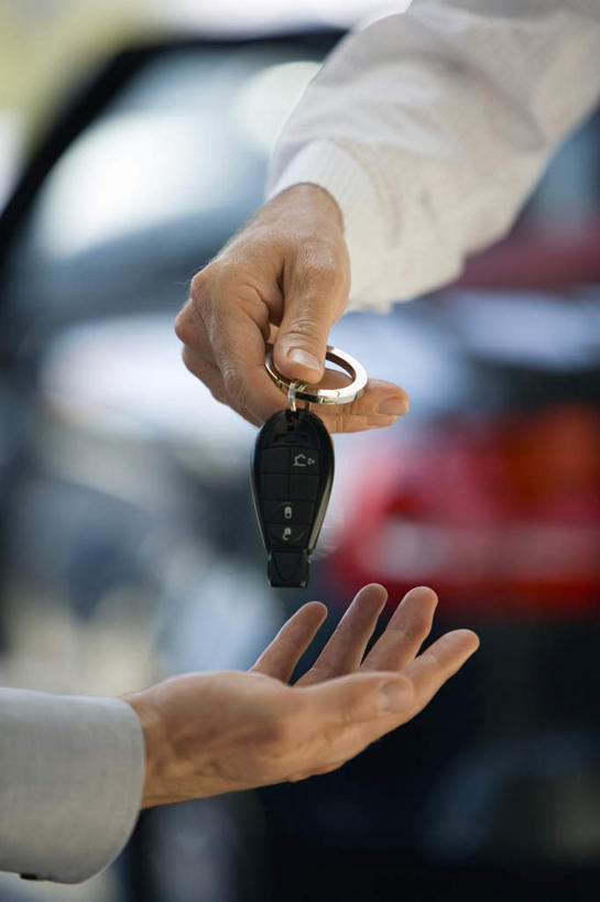 西方人,手,两个人,店员,竖图,室内,特写,白天,正面,安全,汽车,欧洲,欧洲人,握,朦胧,模糊,防护,钥匙,拿,拿着,顾客,车,交通工具,轿车,营业员,手部,握着,保护,开启,封闭,载具,保险,私密,车钥匙,保全,周全,安稳,安定,防盗,销售人员,主顾,汽车钥匙,平安,男人,男性,中年男性,白种人,售货员,半身,彩图