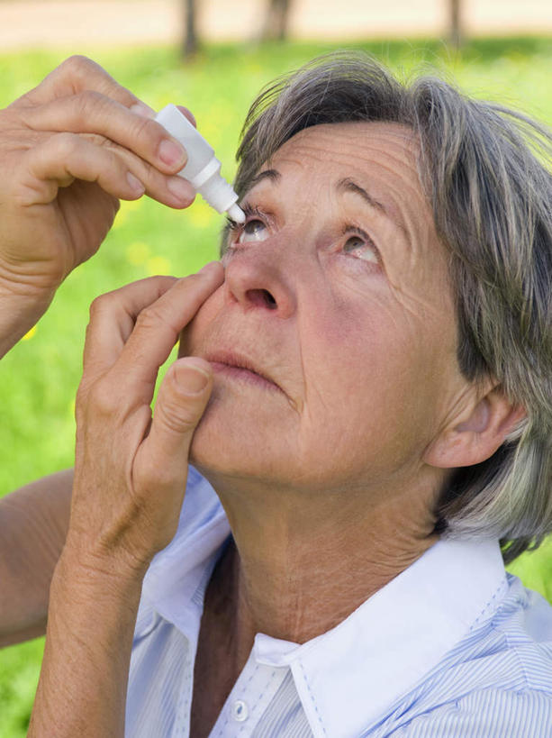 西方人,脸,头,脸颊,手,一个人,竖图,室外,特写,白天,正面,草地,草坪,植物,欧洲,欧洲人,双手,仅一个女性,仅一个人,握,服装,朦胧,模糊,药剂,拿,拿着,注视,休闲装,肩膀,草,衣服,绿色,观察,看,休闲,手部,休闲服,治疗,握着,保健,服饰,仅一个老年女性,观看,药物,察看,医疗,关注,预防,眼药水,老年女性,女人,女性,白种人,头部,脸部,脸蛋,面部,抬头,仰头,半身,彩图