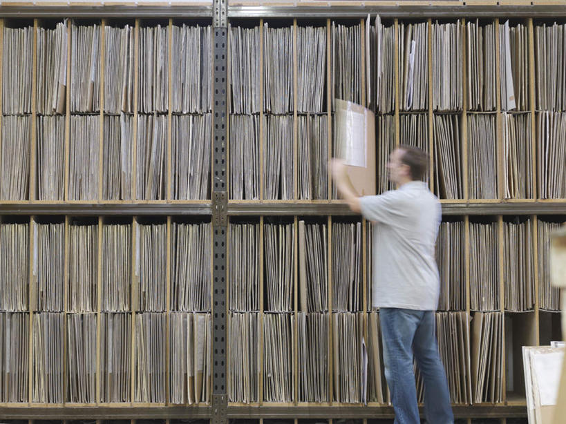 西方人,一个人,站,举,横图,室内,白天,柜子,欧洲,欧洲人,仅一个男性,仅一个人,仅一个中年男性,握,服装,裤子,朦胧,模糊,材料,档案,文件,纸,拿,拿着,注视,牛仔裤,休闲装,背面,衣服,手稿,资料,观察,看,托,站着,休闲,休闲服,握着,服饰,观看,证明,察看,档案室,关注,文档,档案柜,男人,男性,中年男性,白种人,举起,举手,举着,向上举,向上伸,向上托,站立,半身,彩图