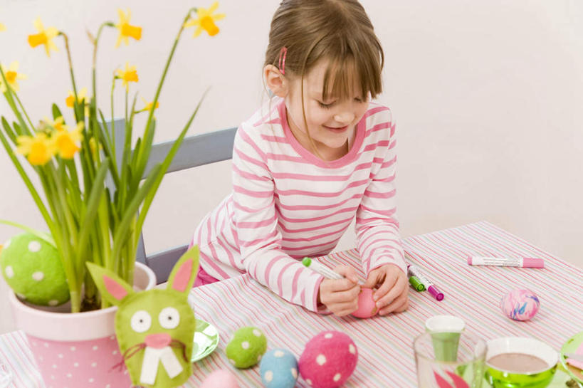 西方人,儿童,一个人,站,笑,微笑,露齿笑,横图,俯视,室内,白天,游戏,纯洁,桌面,桌子,玩具,花盆,欧洲,复活节,欧洲人,仅一个女性,仅一个人,握,服装,节日,庆祝,盛开,木制,笔,蜡笔,墙,蛋,青苔,苔藓,办公用品,拿,玩,花蕾,拿着,注视,休闲装,文化,娱乐,墙壁,墙面,文具,花,花瓣,花朵,鲜花,小孩,衣服,白色,木制品,学习用品,花苞,花蕊,低头,观察,看,站着,仅一个小孩,庆典,休闲,休闲服,可爱,童年,童趣,益智,握着,服饰,观看,活动,纪念,文具用品,察看,发泄,关注,消遣,智力,彩蛋,童真,烂漫,无邪,复活节彩蛋,宣泄,泥炭藓,水苔,水藓,天真,女孩,女人,女性,白种人,孩子,玩耍,嬉戏,站立,半身,彩图,高角度拍摄,女生