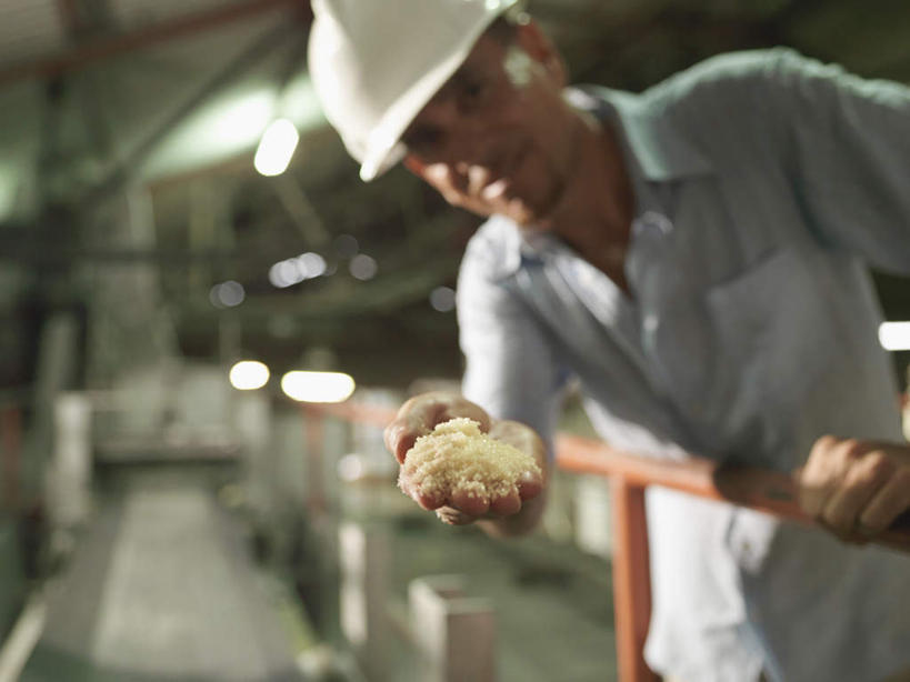 西方人,一个人,机修工,工厂,栏杆,站,捧,搬运,横图,室内,白天,正面,工作服,制服,骄傲,帽子,照明,欧洲,欧洲人,仅一个男性,仅一个人,仅一个中年男性,阴影,朦胧,模糊,传输,光线,头盔,影子,围栏,灯光,调料,糖,调味品,调味料,注视,护栏,顶灯,灯,工人,安全帽,灯具,观察,看,站着,运输,观看,照亮,传送带,察看,便利,传送,照明设备,关注,载具,传输带,一顶,方便,工作制服,高傲,自豪,自满,男人,男性,中年男性,白种人,机械师,机修工人,端,端着,捧着,手捧,站立,半身,彩图,工作套服,工地,制造厂