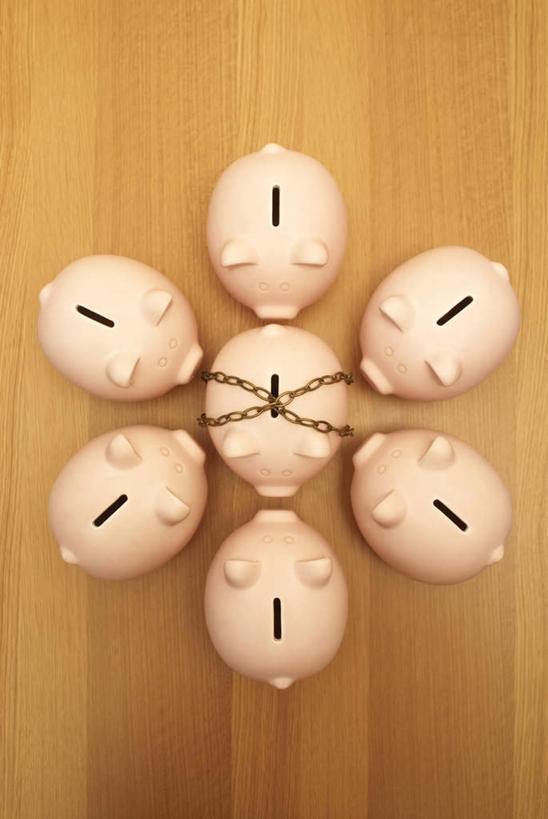 无人,竖图,俯视,室内,特写,白天,桌面,桌子,静物,许多,木制,很多,木制品,容器,储蓄罐,链子,器皿,储蓄,存钱,金融,理财,经济,资金,存钱罐,存款,流通,贸易,贮钱罐,储钱罐,扑满,彩图,高角度拍摄