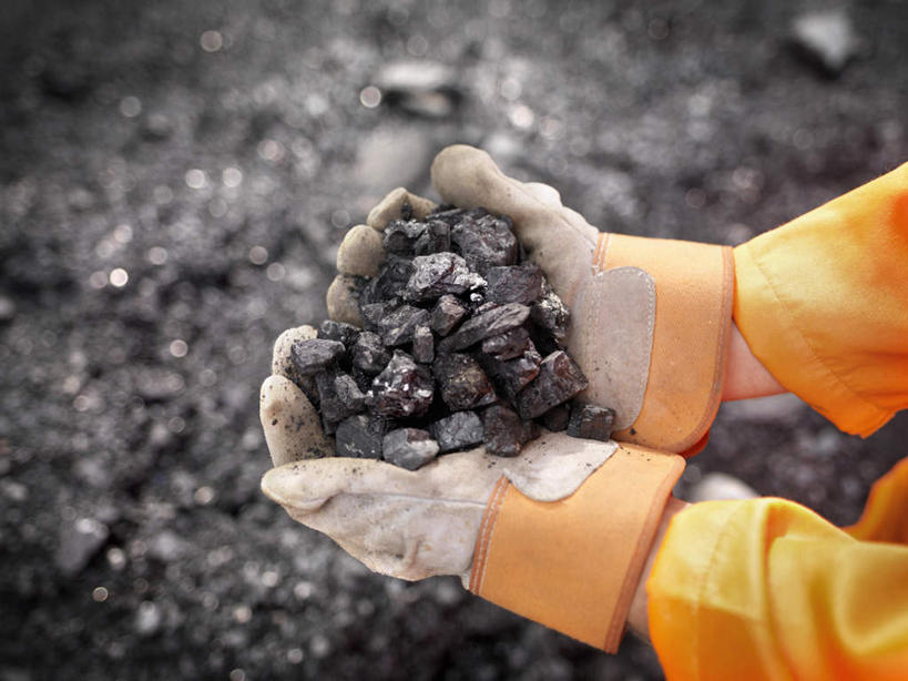 西方人,手,一个人,站,捧,横图,俯视,室外,特写,白天,工作服,制服,安全,煤炭,欧洲,欧洲人,双手,仅一个男性,仅一个人,仅一个中年男性,阴影,朦胧,模糊,光线,影子,防护,工人,阳光,手套,站着,手部,橙色,能源,保护,燃料,保险,煤,能量,矿工,保全,周全,安稳,安定,防护手套,工作制服,煤矿,矿业,化石燃料,平安,男人,男性,中年男性,白种人,端,端着,捧着,手捧,站立,半身,彩图,高角度拍摄,工作套服,矿山工人