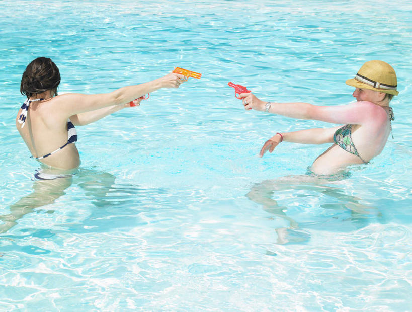 西方人,两个人,伙伴,朋友,体育馆,游泳池,站,横图,俯视,室外,白天,泳装,比基尼,游戏,友谊,水,玩具,欧洲,欧洲人,握,阴影,光线,影子,水池,水面,拿,玩,拿着,扭头,注视,娱乐,泳池,阳光,观察,看,站着,转头,休闲,益智,握着,观看,活动,水枪,察看,游泳馆,发泄,关注,消遣,智力,宣泄,玩具水枪,友情,年轻女性,女人,女性,白种人,玩耍,嬉戏,站立,半身,彩图,高角度拍摄,三点式,泳衣