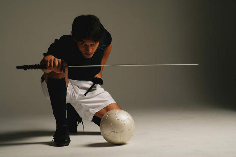 西方人,一个人,运动员,站,蹲,横图,室内,白天,白色背景,正面,运动服,锻炼,运动,竞争,足球,欧洲,欧洲人,仅一个男性,仅一个人,对抗,握,阴影,服装,冲突,反射,武士刀,影子,刀具,足球装备,拿,拿着,注视,破坏,运动器械,仅一个年轻男性,一个,衣服,白色,刀,观察,看,站着,健身器械,武器,战争,盯,握着,摄影,服饰,影棚,单个,观看,瞪,损坏,察看,攻击,威胁,衣着,穿着,对立,关注,矛盾,兵器,防御,健身器材,刀鞘,日本刀,敌对,挫败,斗争,抗拒,抗衡,冷兵器,蹴鞠,凶器,杀伤,威慑,东洋刀,东瀛刀,日本武士刀,衣饰,体育,危险,足球运动,男人,男性,年轻男性,白种人,体育运动员,运动选手,蹲着,站立,彩图,全身,影棚拍摄,健身,拍摄,运动器材,运动装