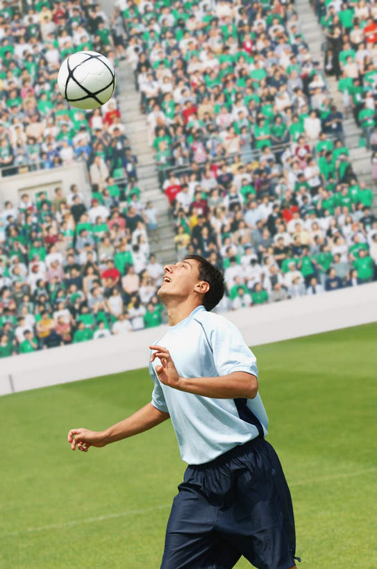 西方人,一个人,运动员,足球场,站,举,竖图,室外,白天,正面,运动服,足球,草地,草坪,植物,欧洲,欧洲人,仅一个男性,仅一个人,抬,阴影,服装,朦胧,模糊,反射,颠球,影子,看台,足球装备,注视,运动器械,草,仅一个年轻男性,衣服,绿色,观察,看,托,站着,健身器械,服饰,观看,抬起,察看,衣着,穿着,关注,健身器材,绿茵场,蹴鞠,动感,衣饰,足球运动,男人,男性,年轻男性,白种人,体育运动员,运动选手,向上举,向上伸,向上托,站立,半身,彩图,足球比赛场地,运动器材,运动装