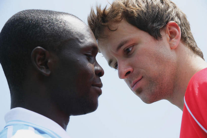 西方人,脸,头,脸颊,两个人,伙伴,朋友,运动员,足球场,站,笑,微笑,横图,室外,特写,白天,侧面,运动服,友谊,草地,草坪,植物,欧洲,非洲,黑人,欧洲人,阴影,服装,朦胧,模糊,光线,影子,注视,相视,草,衣服,蓝色,绿色,蓝天,天空,阳光,天,观察,看,站着,面对面,服饰,观看,对视,察看,衣着,穿着,关注,相对,队友,绿茵场,相看,衣饰,友情,男人,男性,年轻男性,白种人,非洲人,头部,脸部,脸蛋,面部,体育运动员,运动选手,站立,半身,彩图,足球比赛场地,运动装