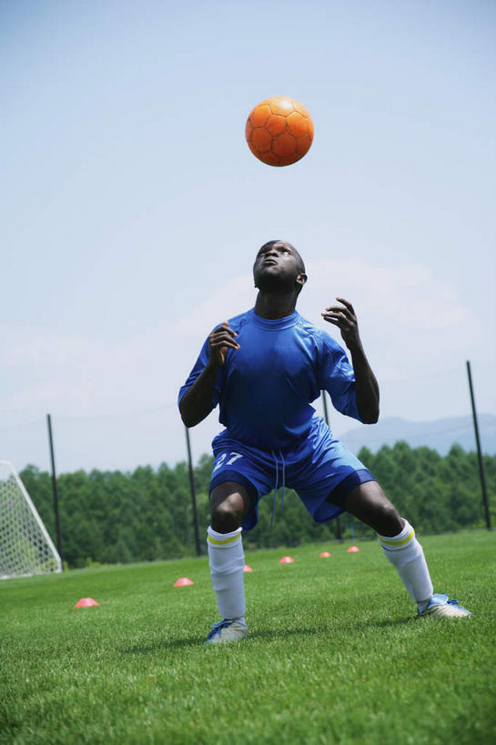 西方人,一个人,运动员,足球场,栏杆,站,竖图,室外,白天,仰视,运动服,足球,草地,草坪,植物,欧洲,非洲,黑人,欧洲人,仅一个男性,仅一个人,弯腰,阴影,服装,光线,颠球,影子,围栏,足球装备,注视,运动器械,护栏,草,仅一个年轻男性,衣服,蓝色,绿色,蓝天,天空,阳光,天,观察,看,站着,健身器械,服饰,观看,察看,衣着,穿着,关注,健身器材,绿茵场,弯身,蹴鞠,衣饰,足球运动,男人,男性,年轻男性,非洲人,体育运动员,运动选手,抬头,仰头,站立,彩图,低角度拍摄,全身,足球比赛场地,运动器材,运动装