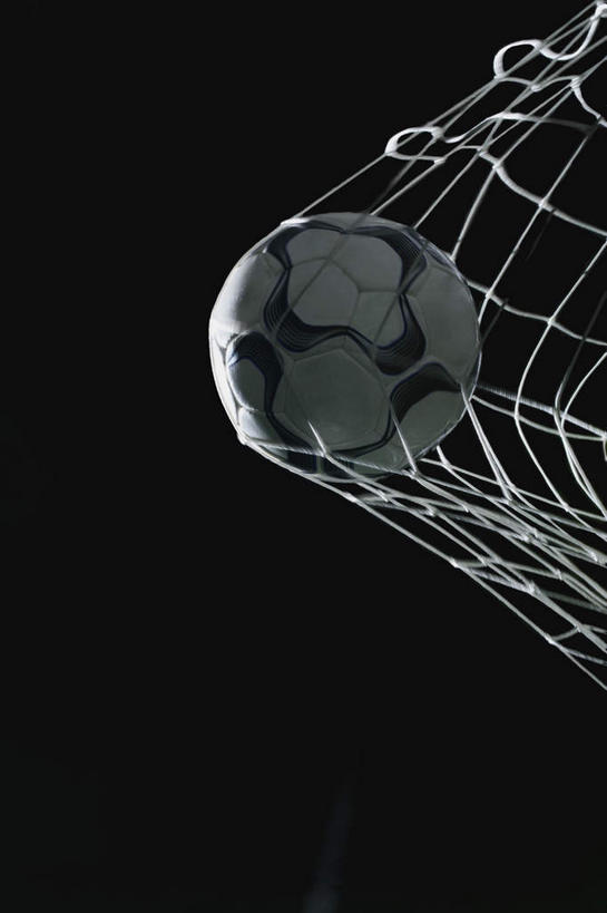 无人,竖图,室外,特写,白天,正面,足球,飞翔,黑色背景,花纹,飞行,球网,足球装备,翱翔,运动器械,飞,球,一个,白色,黑色,球体,健身器械,单个,斑纹,健身器材,蹴鞠,足球网,足球运动,彩图,足球球网,运动器材