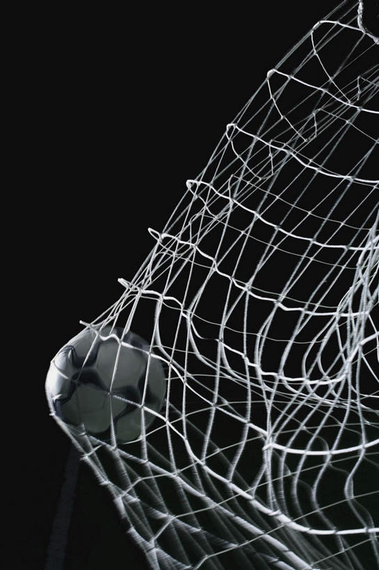 无人,竖图,室外,特写,白天,正面,足球,飞翔,黑色背景,花纹,飞行,球网,足球装备,翱翔,运动器械,飞,球,一个,白色,黑色,球体,健身器械,单个,斑纹,健身器材,蹴鞠,足球网,足球运动,彩图,足球球网,运动器材