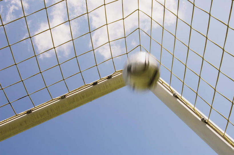 无人,横图,室外,白天,仰视,足球,飞翔,阴影,花纹,朦胧,模糊,飞行,光线,球门,影子,云,云朵,球网,足球装备,翱翔,云彩,运动器械,飞,球,一个,蓝色,白色,黑色,白云,蓝天,天空,阳光,天,球体,健身器械,单个,斑纹,健身器材,蹴鞠,足球网,足球运动,彩图,低角度拍摄,足球球网,运动器材