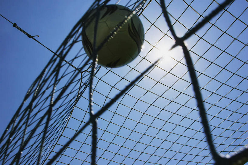 无人,横图,室外,白天,仰视,足球,一张,飞翔,阴影,花纹,飞行,光线,影子,球网,足球装备,翱翔,运动器械,飞,球,一个,蓝色,白色,黑色,蓝天,天空,阳光,天,球体,健身器械,晴朗,单个,斑纹,健身器材,万里无云,蹴鞠,足球网,足球运动,晴空,晴空万里,彩图,低角度拍摄,足球球网,运动器材