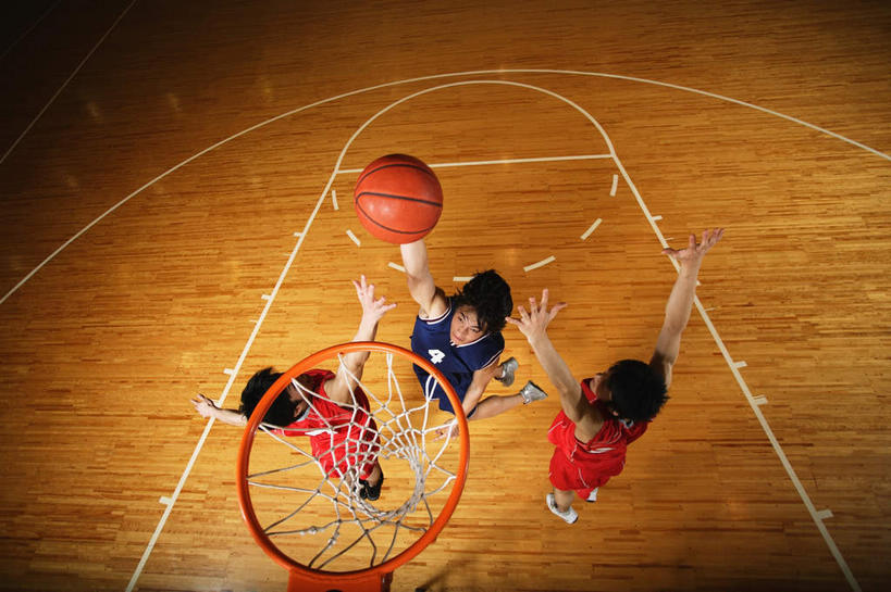 东方人,三个人,体育馆,运动场,跳,横图,俯视,室内,白天,运动服,运动鞋,锻炼,快乐,比赛,运动,竞争,篮球,地板,鞋子,亚洲,握,服装,圆形,篮筐,篮球架,分界线,篮球装备,篮板,地面,半空,弧形,拿,投篮,拿着,黄种人,娱乐,运动器械,体育场,木地板,衣服,休闲,弧度,健身器械,扣篮,握着,服饰,弧线,体育运动,环形,标线,健身器材,防守,篮球运动,运动馆,防卫,戍守,体育,男人,男性,年轻男性,亚洲人,跳跃,彩图,高角度拍摄,全身,健身,运动器材