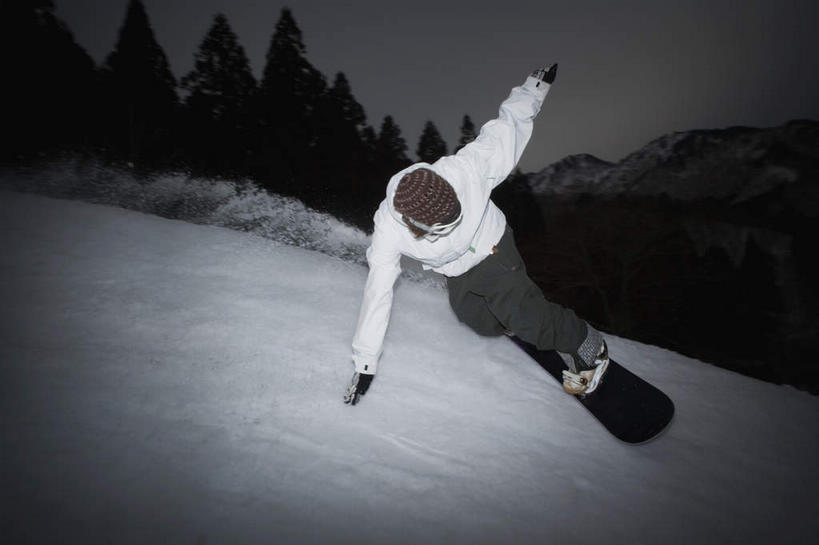 东方人,一个人,横图,俯视,室外,夜晚,旅游,度假,安全,树林,雪,植物,大雪,帽子,亚洲,仅一个男性,仅一个人,阴影,光线,眼镜,影子,积雪,雪景,冬季,冬天,灯光,防护,黄种人,娱乐,运动器械,树,树木,仅一个年轻男性,蓝色,绿色,蓝天,天空,自然,天,享受,休闲,健身器械,放松,寒冷,生长,成长,护目镜,保护,滑雪板,滑雪鞋,滑雪衫,保险,健身器材,户外运动,滑雪装备,保全,周全,安稳,安定,编织帽,严寒,安全防护眼镜,平安,男人,男性,年轻男性,亚洲人,彩图,高角度拍摄,全身,防护眼镜,运动器材