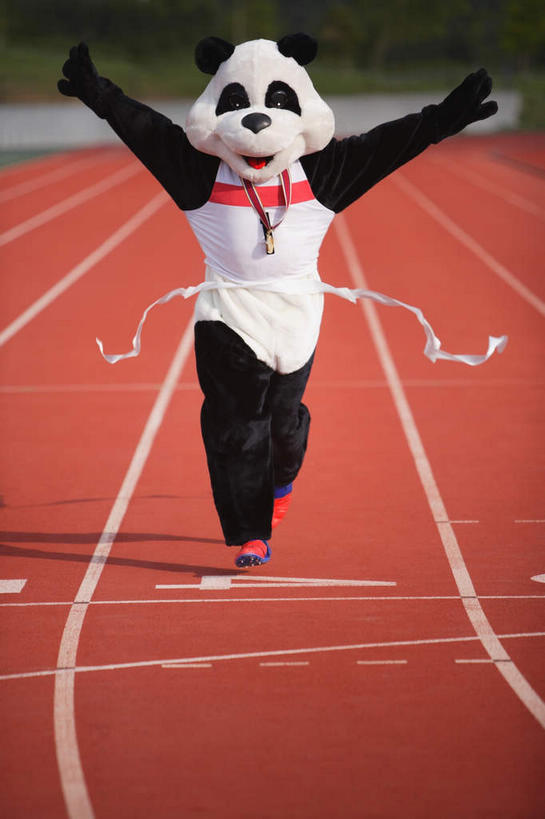 东方人,一个人,体育馆,运动场,跑,伸展双臂,笑,微笑,露齿笑,竖图,室外,白天,正面,运动服,运动鞋,锻炼,运动,植物,野生动物,熊猫,鞋子,亚洲,仅一个男性,仅一个人,阴影,服装,朦胧,模糊,光线,标志,数字,文字,线,影子,字符,跑道,注视,黄种人,标识,体育场,树,树木,仅一个年轻男性,衣服,红色,绿色,白色,阳光,自然,动物,绳子,观察,看,可爱,模仿,阿拉伯数字,服饰,活泼,田径场,生长,成长,观看,绳索,撞,察看,模拟,衣着,穿着,关注,标线,大熊猫,演出服,运动馆,猫熊,衣饰,摹拟,碰,体育,男人,男性,年轻男性,亚洲人,敞开双臂,跑步,伸开双臂,展开双肩,张开手臂,张开双臂,彩图,全身,健身,运动装