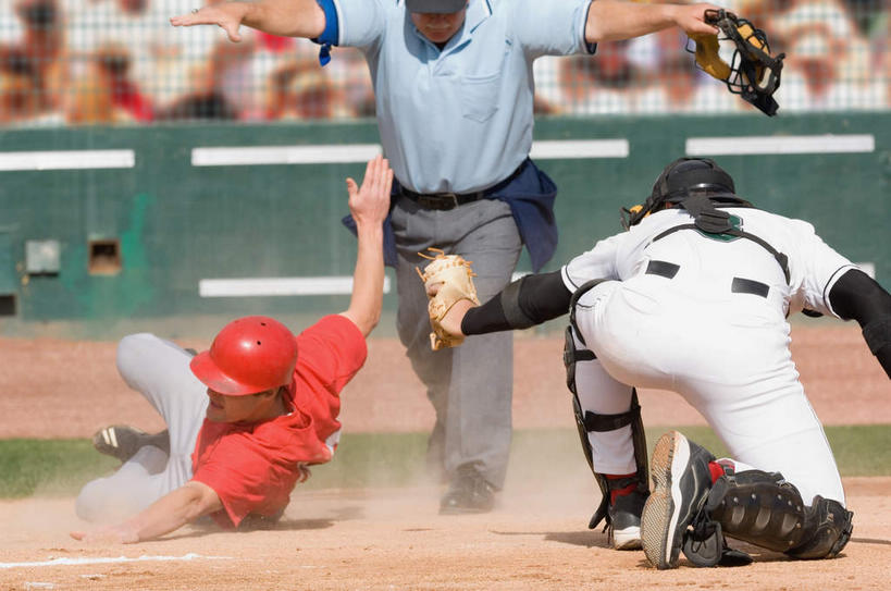 西方人,三个人,运动员,棒球运动员,体育馆,栏杆,运动场,站,蹲,横图,室外,白天,正面,运动服,锻炼,快乐,比赛,运动,竞争,摔跤,棒球,垒球,帽子,欧洲,欧洲人,弯腰,服装,朦胧,模糊,棒球手套,头盔,围栏,注视,娱乐,体育场,护栏,球,衣服,安全帽,手套,低头,观察,看,站着,休闲,服饰,观看,察看,体育运动,衣着,穿着,关注,棒球球员,弯身,运动馆,衣饰,摔交,体育,男人,男性,年轻男性,白种人,体育运动员,运动选手,蹲着,站立,彩图,全身,健身,运动装