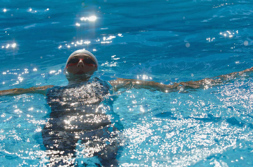 仰泳,游泳,西方人,一个人,运动员,体育馆,游泳池,运动场,横图,室内,白天,正面,锻炼,快乐,比赛,运动,竞争,水,帽子,欧洲,欧洲人,仅一个年轻女性,仅一个女性,仅一个人,泳帽,眼镜,泳镜,水池,水面,娱乐,体育场,泳池,蓝色,游泳眼镜,休闲,游泳馆,体育运动,游泳帽,运动馆,泅水,体育,年轻女性,女人,女性,白种人,体育运动员,运动选手,半身,彩图,健身